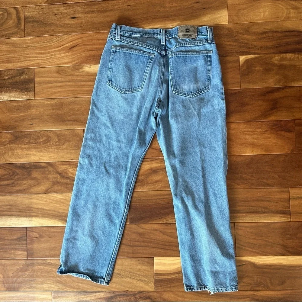 Wrangler Relaxed Fit Distressed Jeans size 32x30
